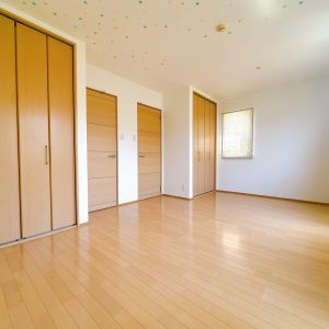 クローゼットを2か所備えた居室は、収納力が高く、生活感を抑えたすっきりとしたお部屋を実現してくれます(^^)(内装)