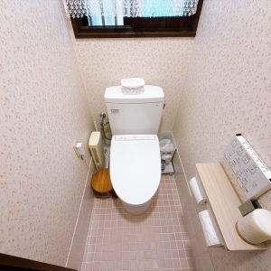快適性に配慮された温水洗浄便座付トイレ。清潔に保ちやすく、毎日気持ちよくご使用いただけます