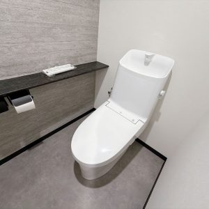 快適性に配慮された温水洗浄便座付トイレ。清潔に保ちやすく、毎日気持ちよくご使用いただけます(内装)