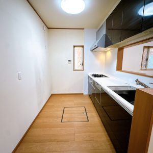 室内（2026年3月）撮影 食洗器付き、床下収納で備蓄も可能 食器棚も十分配置出来そうです(キッチン)