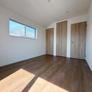 6帖洋室は二面採光で明るい♪(内装)