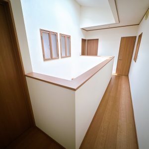 室内（2026年3月）撮影 照明設置箇所が複数あり、お好みの照明で空間演出を楽しめる2階廊下です