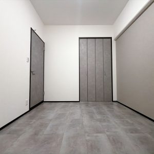 落ち着いた雰囲気の5帖洋室は個室として使いやすいちょうどいい広さです(内装)