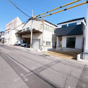 幅員7.27ｍと広く、車の出し入れも安心です♪