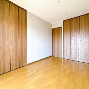 6帖の洋室は収納スペースが豊富でお部屋を綺麗に保てます(内装)