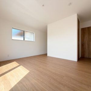 8.87帖の洋室は収納スペースがしっかりあるのでお部屋が綺麗に保てます♪(内装)