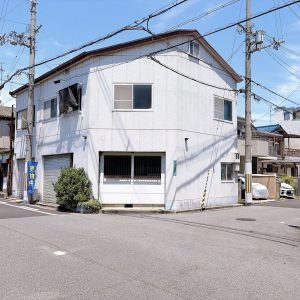2方向の道路幅員は約6m以上あるので、車の駐車もスムーズにできます(^^)(外観)
