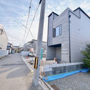 南向きならではの陽当たりの良さが魅力の住まいです(外観)