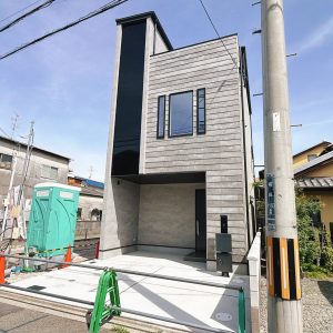 南向きならではの陽当たりの良さが魅力の住まいです(外観)