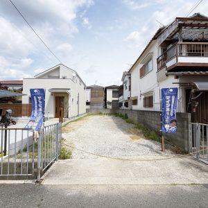 現地（2026年4月）撮影 西向きならではの夕方の日当たりが魅力の立地です(外観)