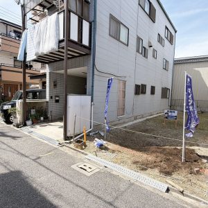 現地（2026年5月）撮影 南向きならではの心地よい採光を活かした、理想の住まいづくりが可能です(外観)