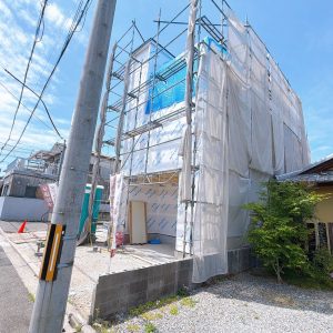 南向きならではの陽当たりの良さが魅力の住まいです(外観)