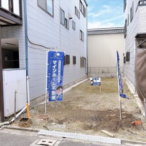 現地（2026年5月）撮影 南向きならではの心地よい採光を活かした、理想の住まいづくりが可能です(外観)