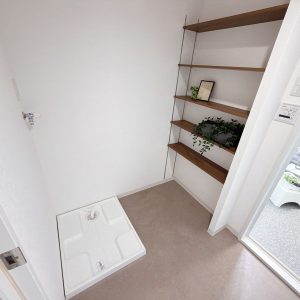 洗濯機置場の横に収納スペースがあっていいですね(^^)