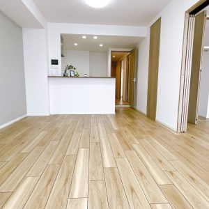 大きな窓から光が差し込み、明るく開放的なリビング♪家族が自然と集まる、あたたかみのある空間です(^^)/(内装)