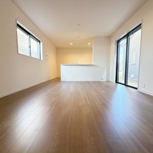 ソファもダイニングもゆったり配置できる16帖リビングとなっております♪(内装)