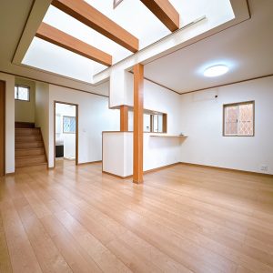 室内（2026年3月）撮影 リビング階段は家族の出入りが自然と分かるのが良いですよね 「いってきます」「おかえり」がちゃんと見える距離感。  小さいお子さんがいるご家庭にも 安心できるポイントです(^^)/(居間)