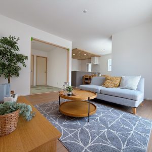 17帖あるリビングは家族がくつろぐスペースと、家族団らんで食事が楽しめるダイニングテーブルが配置しやすい間取りです♪(内装)