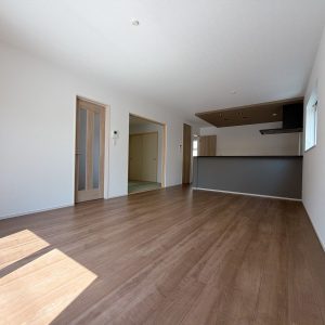 南西日当たり良好の17帖リビングは家族が自然と集まります(^^)(居間)