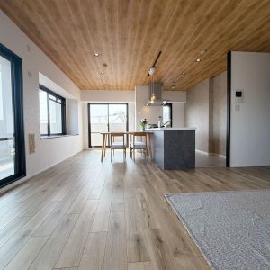 21帖の広々リビングで開放感抜群！三面バルコニーで採光良好◎家族が自然と集まりますね(^^♪(居間)