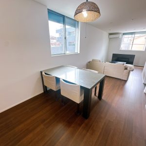 17帖のリビングはダイニングテーブルやソファの配置などゆとりをもってレイアウトしていただけます(内装)