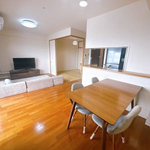 東向きバルコニーに面したLDKは朝日をたっぷり取り込み、爽やかな朝を迎えれます(居間)
