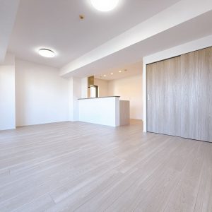 家族がゆったりとくつろげる約16帖のLDKは南東向きの大きな窓からたっぷりと陽光を取り込む、明るく開放感のあるお部屋です(^^)(内装)