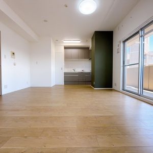 南向きバルコニーに面した約11.3帖のLDKは明るさと開放感が魅力。家族団らんや来客時にもゆとりを感じられる快適なリビング空間です(居間)