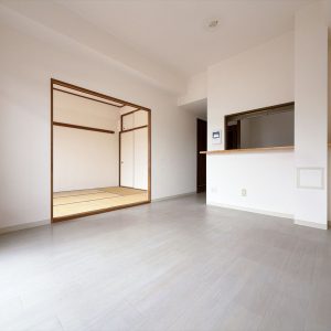 バルコニーに面したLDKは採光が入り、お部屋を明るく照らしてくれます(居間)