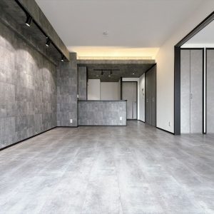 グレーを基調にコーディネートされたLDKは、間接照明がアクセントとなったスタイリッシュな空間。落ち着きと上質さを感じられる、洗練された住まいに仕上がっています(居間)