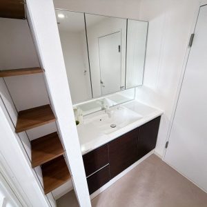 三面鏡化粧台は朝の身支度も快適に過ごせます