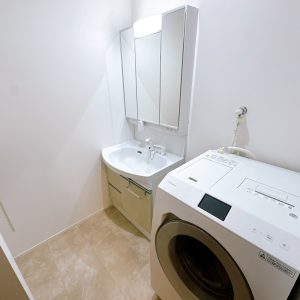 鏡裏収納付きの三面鏡化粧台で、洗面用品もすっきり整理可能です