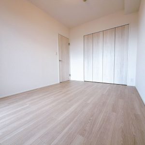 南向きバルコニーに面した6帖洋室なのでお部屋が明るいですね