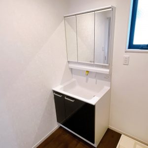 収納力のある三面鏡化粧台で、洗面まわりもスッキリ！