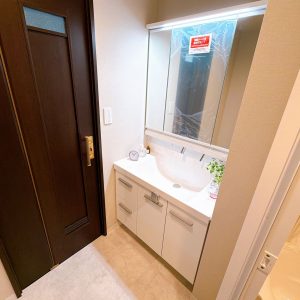 身だしなみを整えやすい三面鏡化粧台を採用